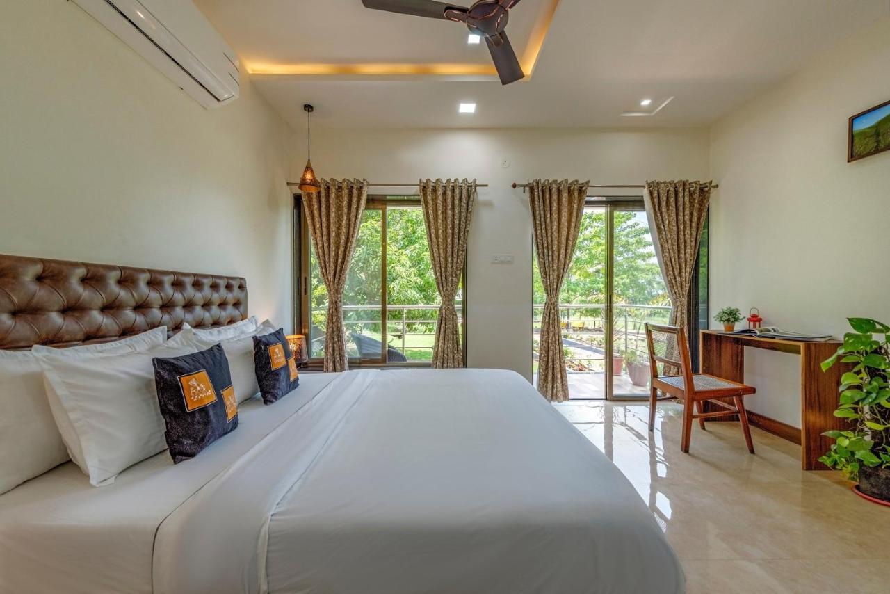 Saffronstays Lakeview Nivara - Farm Stay Villa With Private Pool Near Poona Buitenkant foto