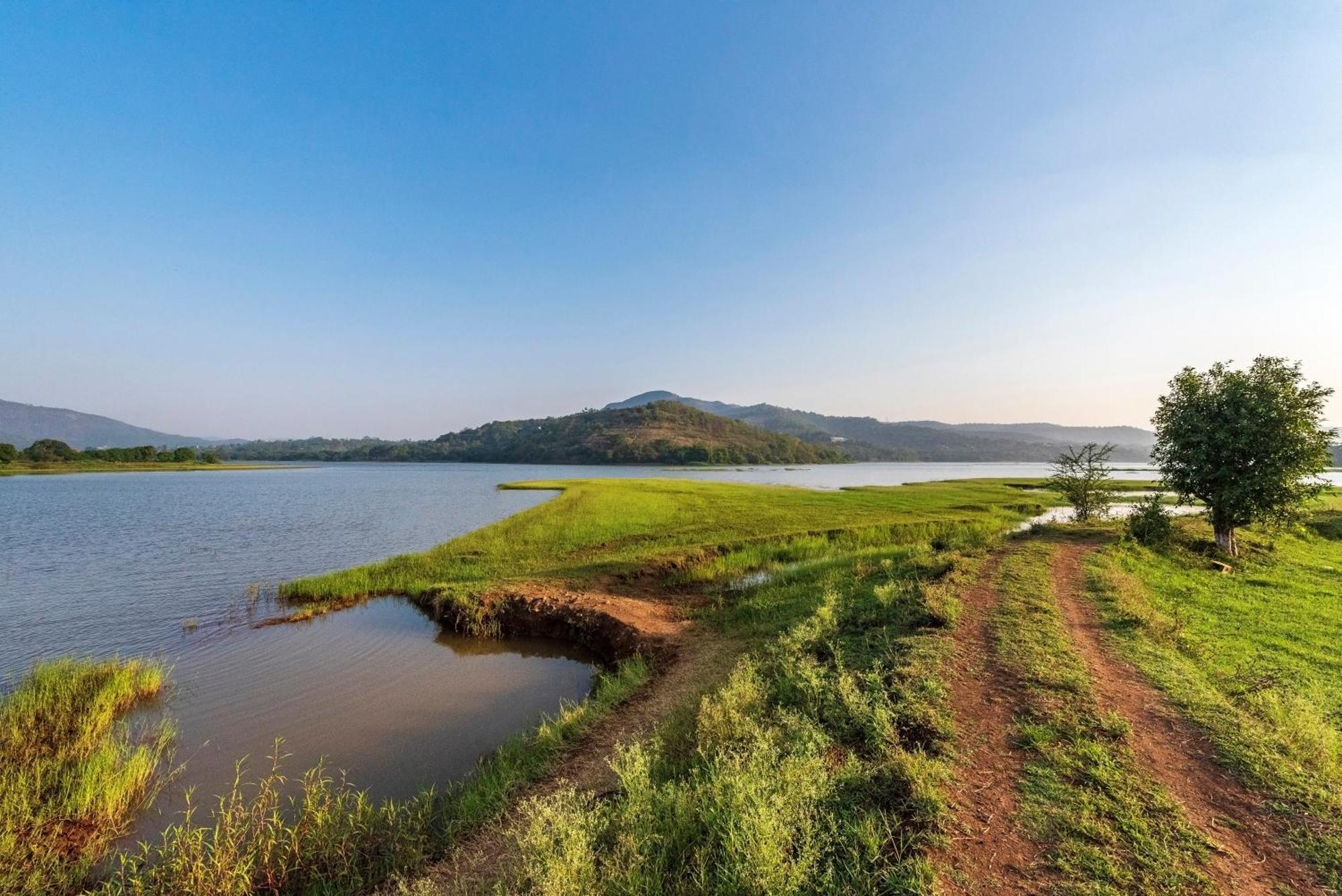 Saffronstays Lakeview Nivara - Farm Stay Villa With Private Pool Near Poona Buitenkant foto