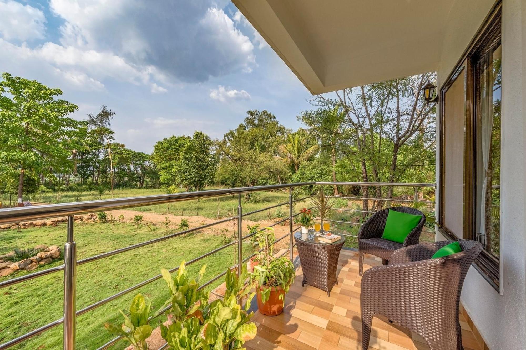 Saffronstays Lakeview Nivara - Farm Stay Villa With Private Pool Near Poona Buitenkant foto