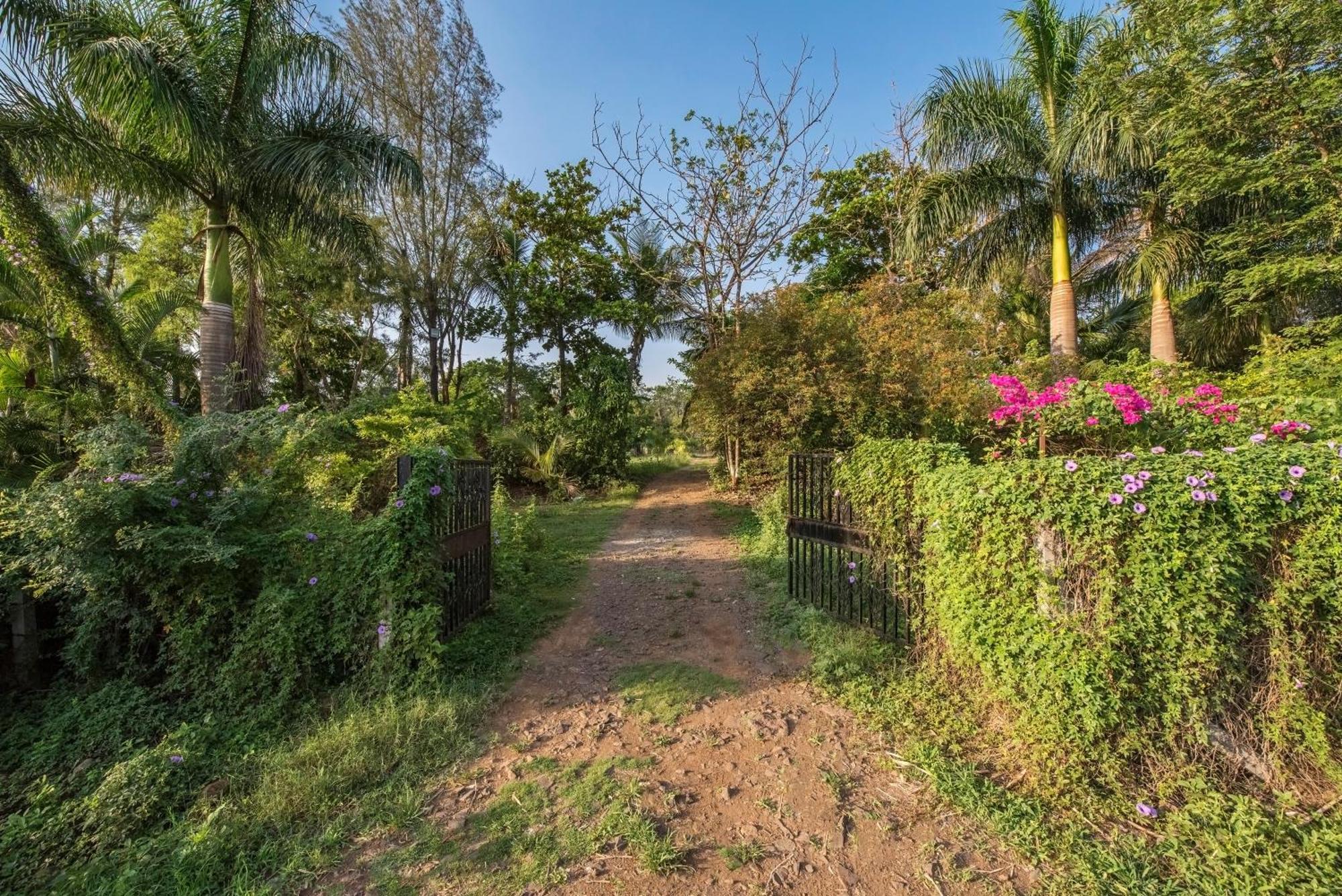 Saffronstays Lakeview Nivara - Farm Stay Villa With Private Pool Near Poona Buitenkant foto